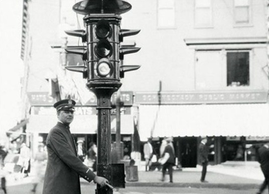 Резултат с изображение за първият в света уличен светофар.