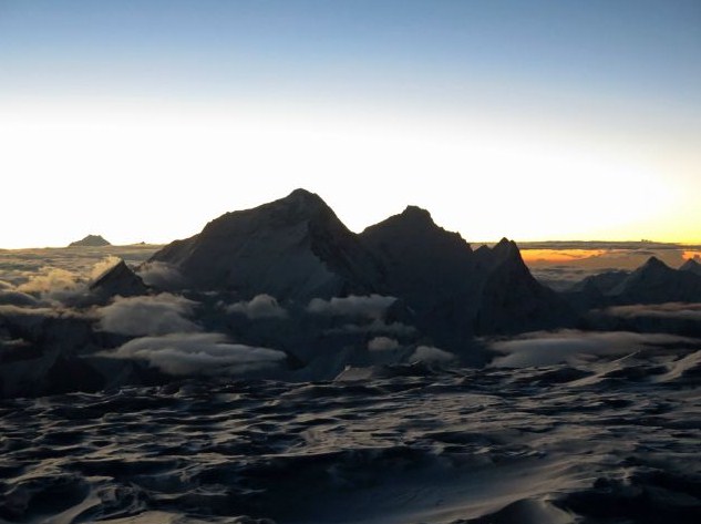 Панорамната гледка с Еверест, Лхотце и Нупце, отляво, надясно. Вляво от тях, в далечината се вижда Макалу / Снимка: wyborca