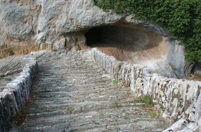 Аномалната пещера Пентели в Гърция, от която избягаха дори военните |  Световни Загадки